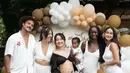 Acara ini dihadiri oleh keluarga dan sahabat yang kompak mengenakan outfit serba putih. Selamat untuk Jennifer Coppen-Dali Wassink! [Foto: IG/jennifercoppenreal20].