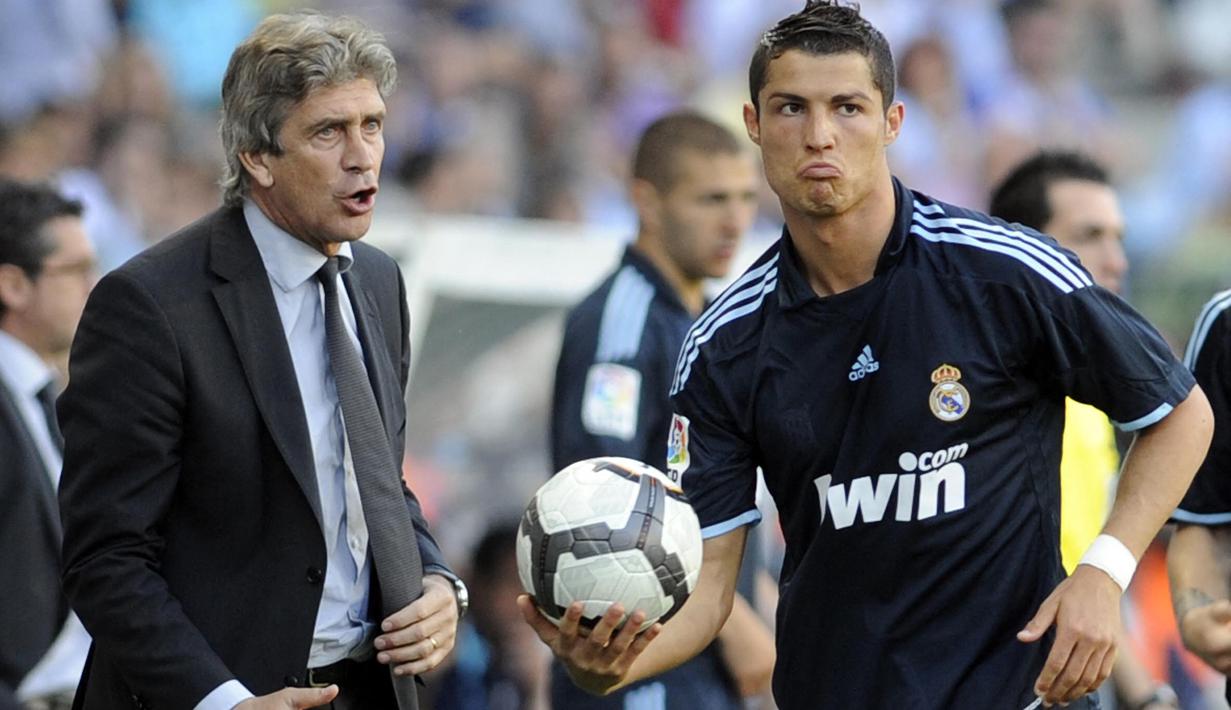 Cristiano Ronaldo hijrah ke Real Madrid pada tahun 2009 dengan status pemain termahal dunia. Manuel Pellegrini menjadi pelatih Los Blancos saat itu. (AFP/Cristina Quicler)