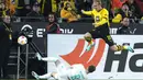 Gelandang Borussia Dortmund Julian Brandt berebut bola dengan bek Werder Bremen Mitchell Weiser dalam laga Bundesliga 2023/2024 pekan 8 yang digelar di Signal Iduna Park, Sabtu (21/10/2023) dini hari WIB. (AP Photo/Martin Meissner)