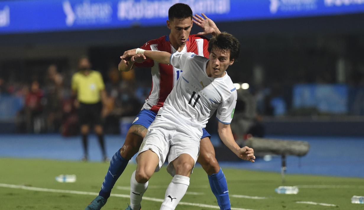 Facundo Pellistri. Pemain yang musim ini dipinjamkan ke Alaves di LaLiga melakukan debutnya bersama Timnas Uruguay saat menghadapi Paraguay, 28 Januari 2022. Diturunkan sebagai starter, ia ditarik keluar pada menit ke-70 untuk digantikan oleh Agustin Canobbio. (AFP/Daniel Duerte)