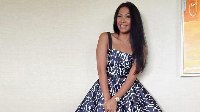 Tolak Homophobia, Anggun Pose Berciuman dengan Pria Bule ...