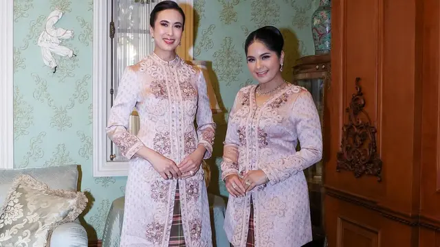 Bak Kakak Adik, Menpar Widi Wardhana dan Annisa Pohan Tampil Kembar dengan Makeup Soft Glam Saat Kondangan