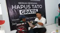 Politikus PPP melalui pendukungnya, Relawan Sintawati menggelar kegiatan hapus tato gratis di wilayah Kramat Pela, Jaksel. (Foto: Istimewa).