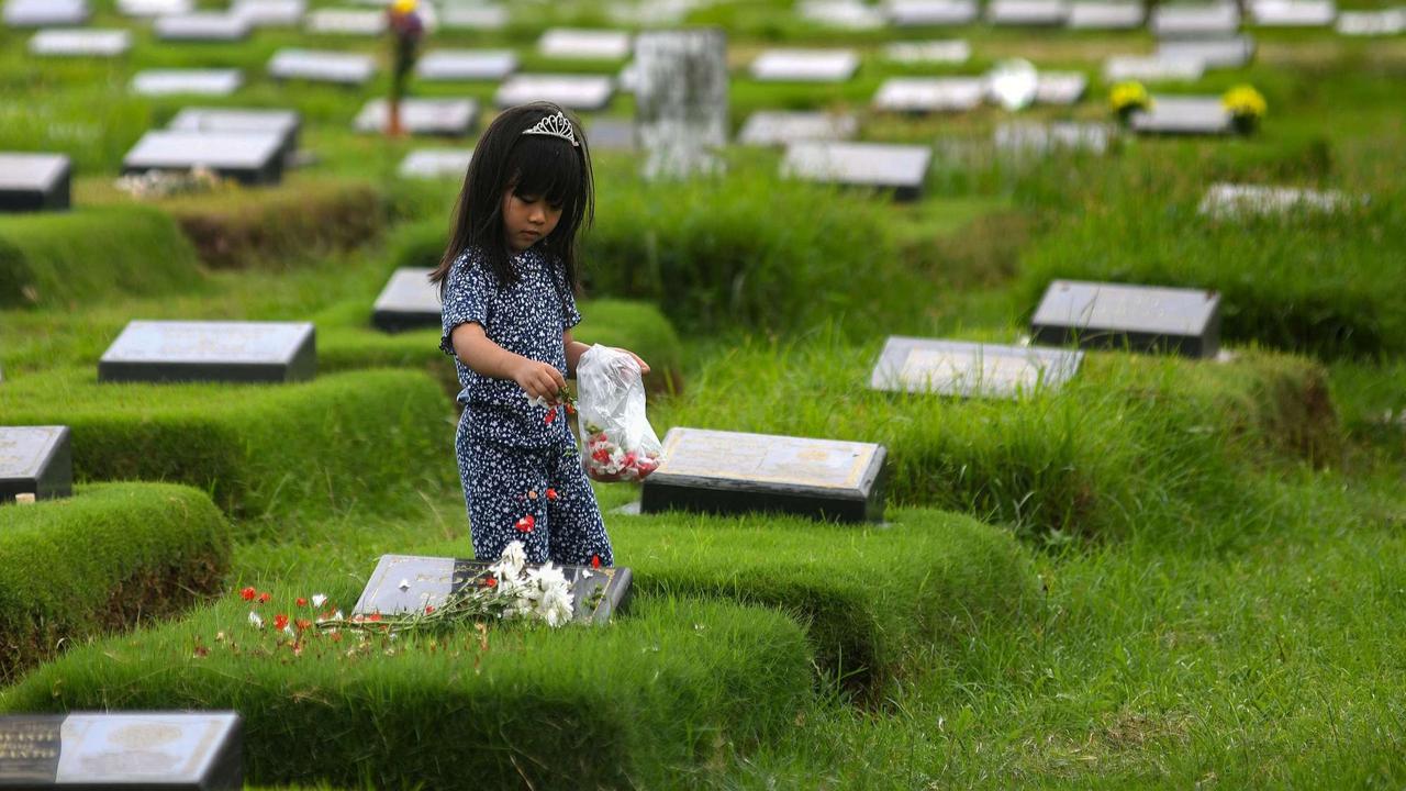 Ziarah kubur di makam khusus korban Covid-19 Srengseng Sawah