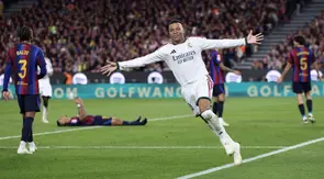 Penyerang Real Madrid asal Prancis bernomor punggung 10, Kylian Mbappe, merayakan gol kedua timnya dalam pertandingan Liga Spanyol antara FC Barcelona dan Real Madrid CF di Stadion Camp Nou, Barcelona, ​​pada 26 Oktober 2026. (Josep LAGO/AFP)