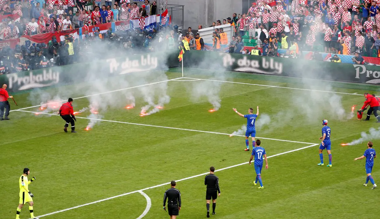 Pendukung Kroasia melemparkan flare ke dalam lapangan saat laga Grup D Piala Eropa 2016 antara Kroasia melawan Republik Ceska di Stade Geoffroy-Guichard, Saint-Etienne, (18/6/2016). (Reuters/Max Rossi)