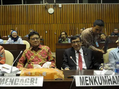 Mendagri Tjahjo Kumolo dan Menkumham Yasona Laoly saat mengikuti rapat dengan Komisi II DPR di Gedung Nusantara, Kompleks Parlemen Senayan, Jakarta, Senin (19/1/2015). (Liputan6.com/Andrian M Tunay)