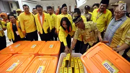Ketua Umum Partai Berkarya Neneng A Tutty (kiri) mengambil berkas saat mendaftarkan partainya di KPU Pusat, Jakarta, Jumat (13/10). Partai Berkarya secara resmi mendaftar sebagai peserta Pemilu 2019. (Liputan6.com/Johan Tallo)