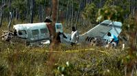 Proses Evakuasi Jenazah dan Puing-Puing Pesawat Cessna yang Dinaiki oleh Aaliyah dan Kru Produksi. (Foto: AP)