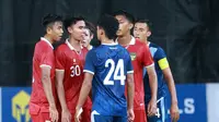 Pemain Timnas Indonesia U-20 bersitegang dengan pemain Guatemala U-20 pada partai uji coba di SUGBK hari Selasa (21/02/2023). (Muhammad Iqbal Ichsan/Bola.com)