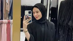 Selebgram asal Korea Selatan Ayana Moon sedang menjadi bahan perbincangan di media sosial. Hal itu bermula ketika dirinya mengunggah foto tanpa memakai hijab ke akun Instagram miliknya. (Instagram/xolovelyayana)