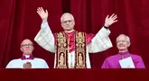 Paus Leo XIV yang baru terpilih, Robert Francis Prevost melambaikan tangan dari balkon loggia pusat utama Basilika Santo Petrus untuk pertama kalinya, setelah para kardinal mengakhiri konklaf, di Vatikan, pada 8 Mei 2025 waktu setempat. (Alberto PIZZOLI/AFP)