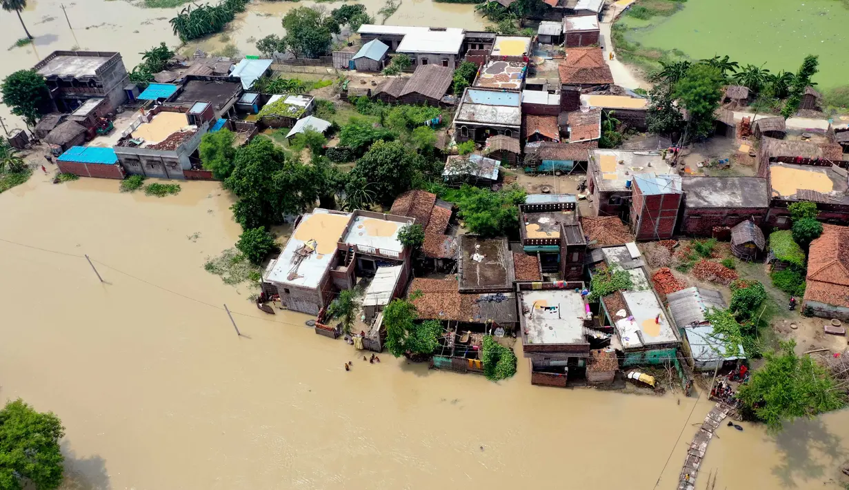 Pemandangan udara dari desa yang terdampak banjir di Distrik Darbhanga, Negara Bagian Bihar, India timur pada 26 Juli 2020. Sedikitnya 10 orang tewas dan hampir 1,5 juta orang terkena dampak akibat banjir di 11 distrik di Bihar, papar Departemen Manajemen Bencana Bihar. (Xinhua/Partha Sarkar)