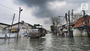 Truk menerjang banjir rob di kawasan Pelabuhan Sunda Kelapa, Jakarta, Selasa (7/12/2021). Banjir rob setinggi satu meter memutus Jalan Kerapu yang menghubungkan Ancol-Pluit. (merdeka.com/Arie Basuki)