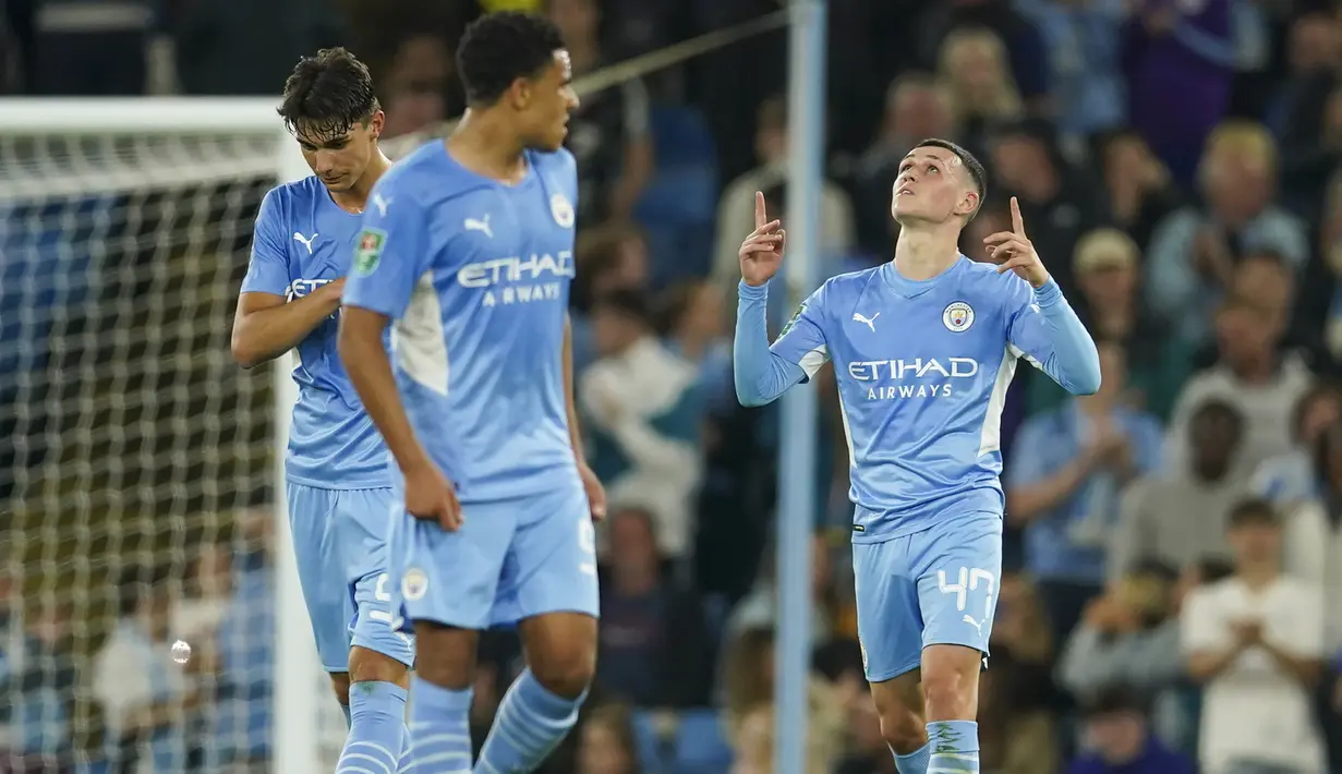 Babak pertama ditutup Manchester City dengan mencetak gol ketiga. Tembakan keras Phil Foden dari luar kotak penalti bersarang telak di gawang David Stockdale. Manchester City 3, Wycombe Wanderers 1. (AP/Dave Thompson)