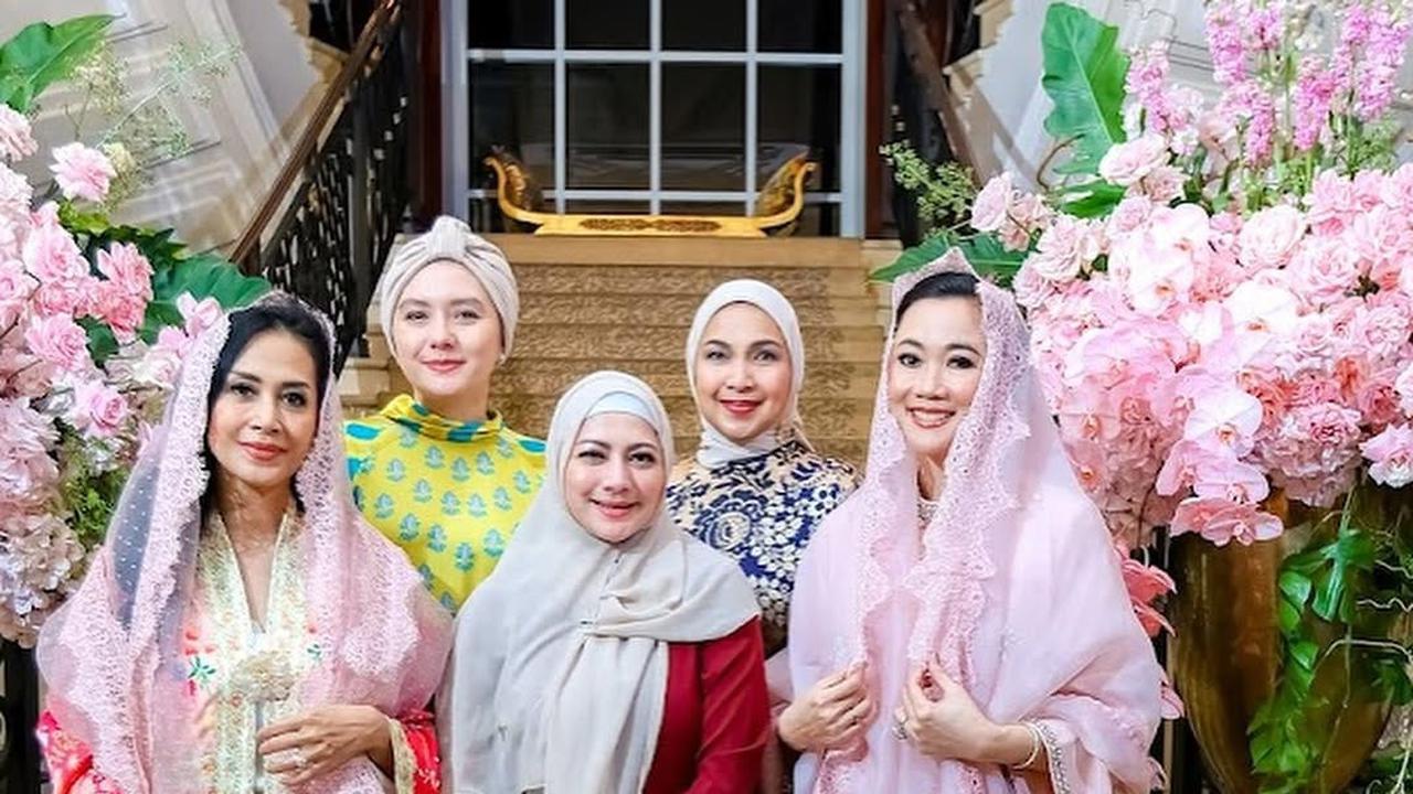 Potret Cantik Cut Keke Berhijab dan Berkumpul dengan Sahabat Sholeha
