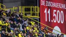 Suporter saat menyaksikan pertandingan antara SC Freiburg melawan Borussia Dortmund pada laga Bundesliga, Sabtu (3/10/2020). Sejumlah liga di Eropa telah mengijinkan fans menonton langsung pertandingan di stadion. (AP Photo/Martin Meissner)
