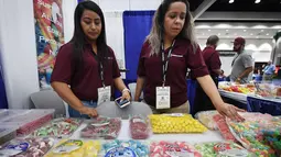 Permen berbahan dasar ganja di stan pameran Kongres Ganja Internasional di Los Angeles, California (27/9). Kongres selama empat hari menyatukan visi antara pemasok, investor, medis, regulator pemerintah, hukum, dan pengusaha. (AFP Photo / Mark Ralston)