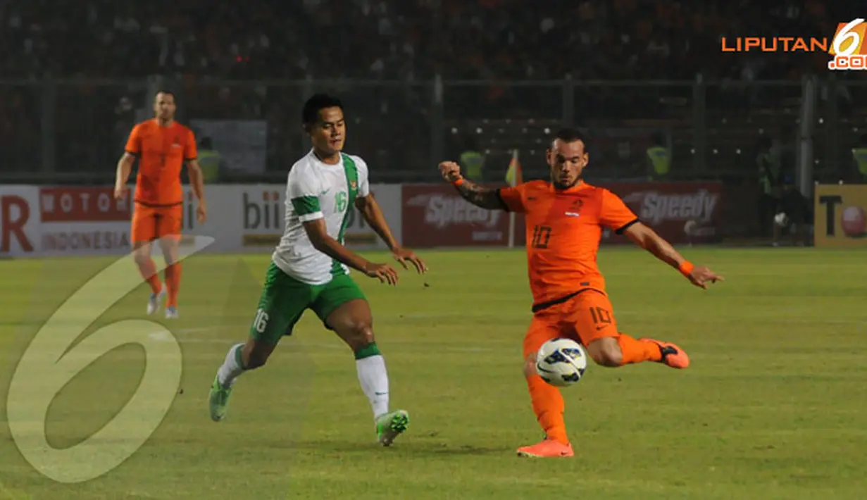 Wesley Sneijder beberapa kali merepotkan lini pertahanan Timnas Indonesia pada pertandingan ang digelar di Stadion GBK Jakarta 7 Juni 2013 (Liputan6.com/Helmi Fithriansyah)