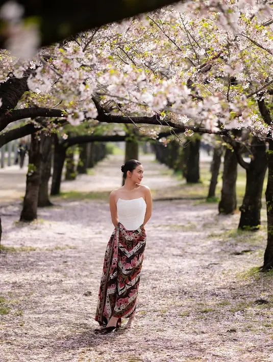 Berada di Jepang untuk membawakan tarian tradisional Indonesia, Ariel tak menyia-nyiakan momen langka saat bunga sakura bermekaran penuh, bertepatan dengan fase bulan purnama yang memperindah suasana musim semi di Osaka Castle. [@arieltatum].