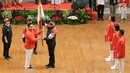 Ketua KOI, Erick Thohir (kedua kiri) menyerahkan bendera Merah Putih kepada Ketua Kontingen Indonesia untuk Asian Games 2018, Komjen Pol Syafruddin saat upacara pengukuhan di Istora Senayan, Jakarta, Minggu (5/8). (Liputan6.com/Helmi Fithriansyah)