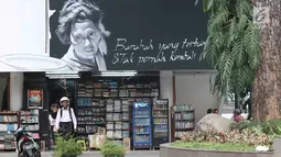 Pengunjung berada di sekitar mural bertema pahlawan di Taman Ismail Marzuki, Jakarta, Selasa (13/11). Mural tersebut dibuat dalam rangka memeriahkan Hari Pahlawan. (Liputan6.com/Immanuel Antonius)