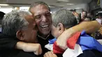Juan Angel Napout, mantan presiden konfederasi sepak bola Amerika Selatan Conmebol, diterima oleh kerabat dan teman setelah mendarat di Bandara Silvio Pettirossi di Luque, Paraguay, Jumat (7/7/2023). (AP Photo/Jorge Saenz)
