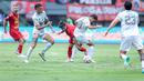 Pemain Persija Jakarta, Ryo Matsumura (tengah kiri) berebut bola dengan pemain Persib Bandung, Adam Alis dalam laga lanjutan BRI Liga 1 2024/2025 di Stadion Patriot Candrabhaga, Bekasi, Minggu (16/02/2025). (Bola.com/M Iqbal Ichsan)