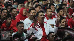 Menteri Pemuda dan Olahraga Imam Nahrawi saat menyaksikan nobar Final Piala AFF 2016 antara Indonesia melawan Thailand di  Kemenpora, Jakarta, (17/12). Dipertemuan pertama Timnas Indonesia unggul 2-1 atas Thailand. (Liputan6.com/Gempur M Surya)