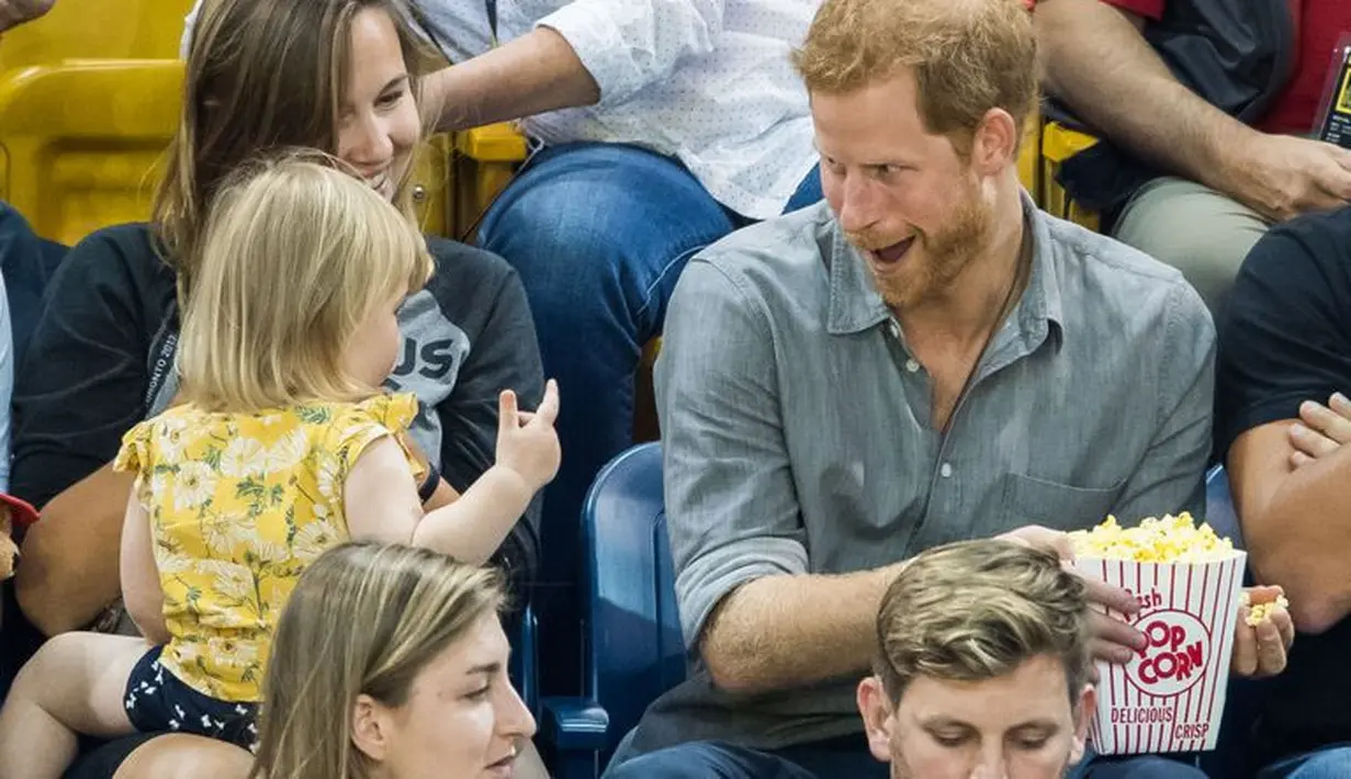 Sebelumnya ia pun pernah mengajak bercanda dengan anak kecil yang diam-diam mencuri popcornnya saat menonton voli di Invictus Games 2017. (Getty Images/Cosmopolitan)