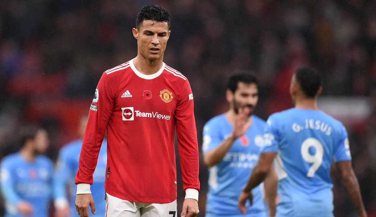Laga terakhirnya dalam Derby Manchester usai kembali ke Old Trafford berujung dengan kekalahan 0-2. Laga tersebut berlangsung di pekan ke-11 Liga Inggris musim 2021/2022, 6 November 2021 dimana MU bertindak sebagai tuan rumah. (AFP/Oli Scarff)