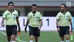 Wasit asal Iran, Bonyadifard Mooud (tengah) berjalan bersama asistennya, Alinezhadian Saeid dan Mirzabeigi Ali usai memimpin laga Persija melawan PSM Makassar di Stadion Patriot Candrabhaga, Bekasi, Selasa (15/8). (Liputan6.com/Helmi Fithriansyah)