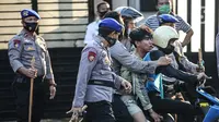 Polisi membawa seorang pria saat terjadi bentrok di kawasan Pejompongan, Jakarta, Rabu (7/10/2020). Belum bisa dipastikan apakah aksi tersebut berkaitan dengan isu aksi penolakan pengesahan UU Omnibus Law Cipta Kerja. (Liputan6.com/Faizal Fanani)