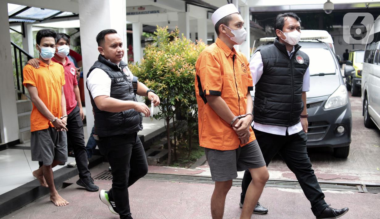 Sejumlah tersangka digiring untuk dihadirkan dalam rilis hasil Operasi Kewilayahan Nila Jaya 2022 di Mapolda Metro Jaya, Jakarta, Selasa (13/12/2022). Direktorat Reserse Narkoba Polda Metro Jaya bersama Satuan Reserse Narkoba Polres berhasil mengamankan 278 tersangka dari 222 kasus serta barang bukti berupa 13,7 Kg sabu, 147,22 Kg ganja, 2.088 butir ekstasi, 229.759 butir obat baya, 119 gram tembakau sintetis, dan 1,17 liter cairan narkotika dalam Operasi Nila Jaya 2022 yang berlangsung 16-30 November 2022. (merdeka.com/Iqbal S. Nugroho)