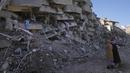 Wanita dari Turki memeriksa bangunan mereka yang hancur, di Kahramanmaras, Turki selatan, Rabu, 8 Februari 2023. Dengan harapan menemukan korban selamat memudar, tim penyelamat yang membentang di Turki dan Suriah pada Rabu masih mencari tanda-tanda kehidupan di antara puing-puing ribuan bangunan yang roboh akibat gempa paling mematikan di dunia dalam lebih dari satu dekade. (AP Photo/Hussein Malla)