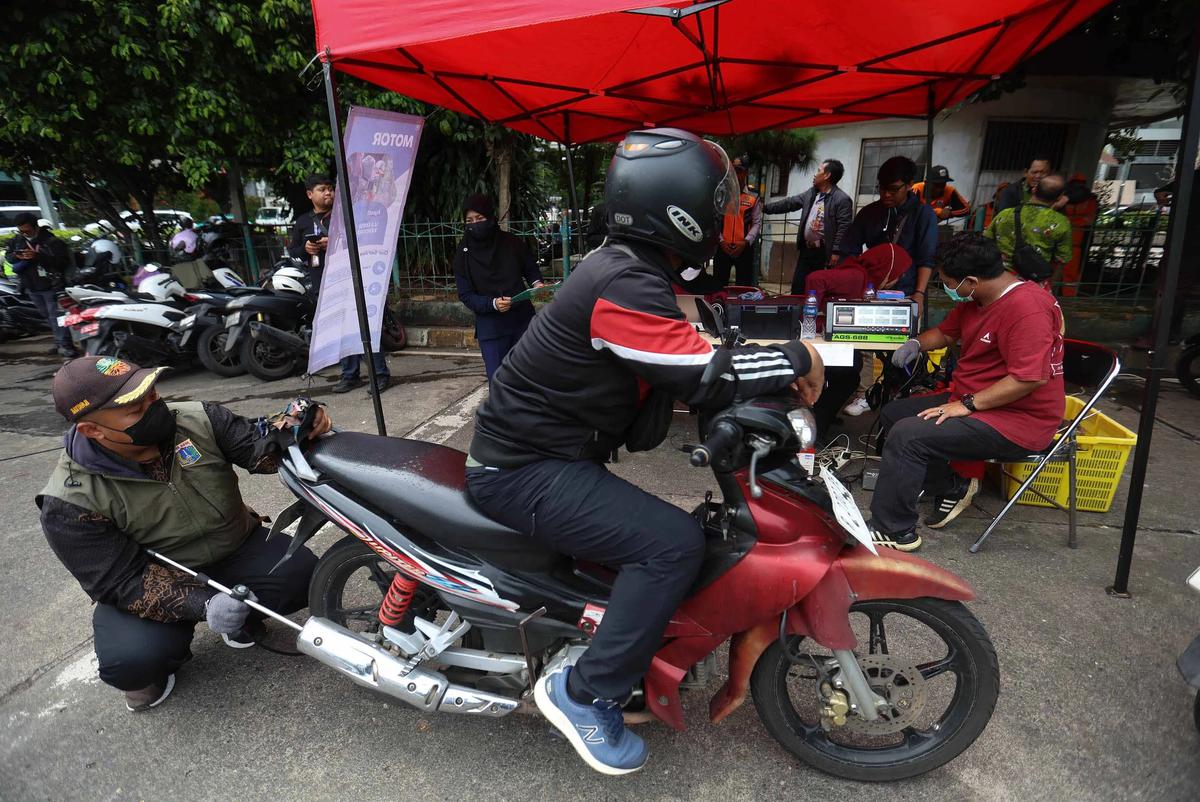 FOTO: Uji Emisi Gratis Digelar di Terminal Blok M Jakarta Selatan
