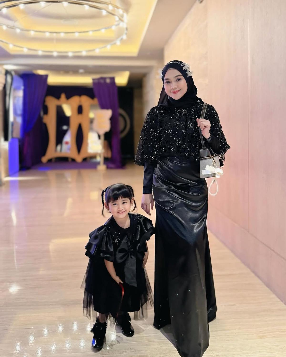 Potret Ria Ricis dengan Outfit Serba Hitam yang Elegan dan Stylish