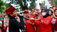 Farel Prayoga saat bernanyi dihadapan Bupati Banyuwangi Ipuk Fiestiandani beberapa waktu lalu (Istimewa)