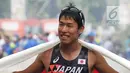 Atlet Jepang, Hayato Katsuki melakukan selebrasi usai memenangkan cabang olahraga jalan cepat 50 Km putra di Asian Games 2018, Jakarta, Kamis (30/8). Hayato menorehkan waktu 4 jam 3 menit dan 30 detik. (Merdeka.com/Imam Buhori)