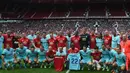 Legenda Manchester United dan Legenda Barcelona foto bersama saat menggelar laga persahabatan di Stadion Old Trafford, Sabtu (2/9/2017). Pertandingan tersebut merupakan laga amal. (AFP/Paul Ellis)