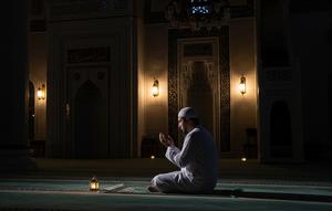 Ilustrasi Itikaf di Masjid/Gemini AI