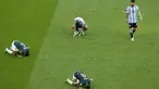 Penyerang Argentina Lionel Messi meninggalkan lapangan saat bek Arab Saudi Mohammed Al-Burayk dan rekan setimnya Abdulelha Al-Malki berselebrasi dengan cara sujud pada laga pembuka Grup C Piala Dunia 2022 Qatar di Lusail Iconic Stadium, Lusail, Selasa (22/11/2022). Argentina kalah 1-2 dari Arab Saudi. (AP Photo/Luca Bruno)