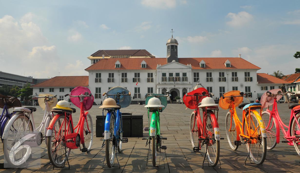Warna warni Sepeda  Onthel  di Kota Tua Fatahillah Foto  