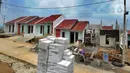 Pekerja menyelesaikan pembangunan perumahan bersubsidi di Bukit Rancayamaya Residences, Caringin, Bogor, Minggu (14/02/2021). Di awal pandemi Covid-19 mencuat, yakni  senilai Rp 17 triliun sepanjang tahun 2020 dengan total unit mencapai 122.000. (merdeka.com/Arie Basuki)