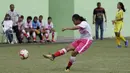Pemain tim putri Persijap melepaskan tendangan saat bermain di lapangan VIJ, Petojo, Jakarta, Sabtu (16/2). Acara ini rangkaian dari Festival 125 Tahun MH Thamrin. (Bola.com/Yoppy Renato)