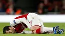 Gelandang Arsenal Henrikh Mkhitaryan cedera saat melawan CSKA Moscow pada pertandingan Liga Eropa di stadion Emirates, London (5/4). Pada pertandingan ini Arsenal tampil mendominasi sejak awal sampai akhir. (AFP Photo / Ian Kington)