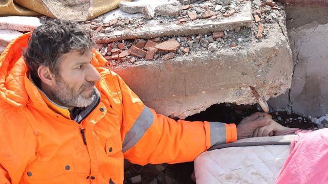 Potret Pilu Ayah Genggam Tangan Putrinya yang Meninggal di Bawah Puing Akibat Gempa Turki