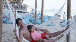 Momen liburan Richard Kyle dan El Barack Alexander yang menyenangkan di Bali. Putra Jessica Iskandar pun sudah memanggil 'Daddy' yang berarti ayah pada Richard Kyle. (Liputan6.com/IG/@richo_kyle)