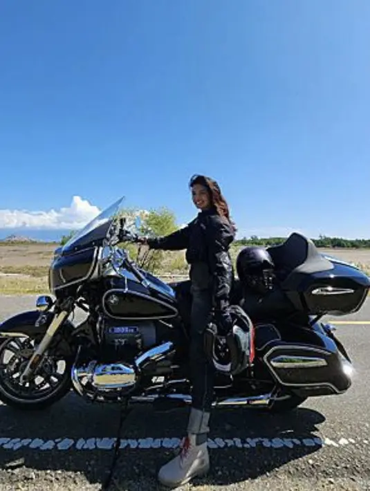 Dengan baju profesional, Duma dan Judika riding dengan gaya namun tetap mengutamakan keamanan. [Foto: instagram/ Duma Riris]