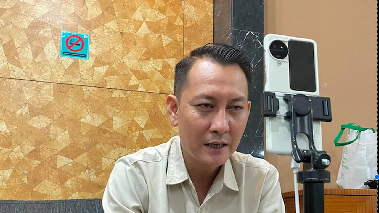 CEO Token Bobby The Cat, Kemas Fadli Safari sedang melakukan live TikTok penggalangan dana melalui private sale token kripto bernama Bobby The Cat ($BTc). (Istimewa)